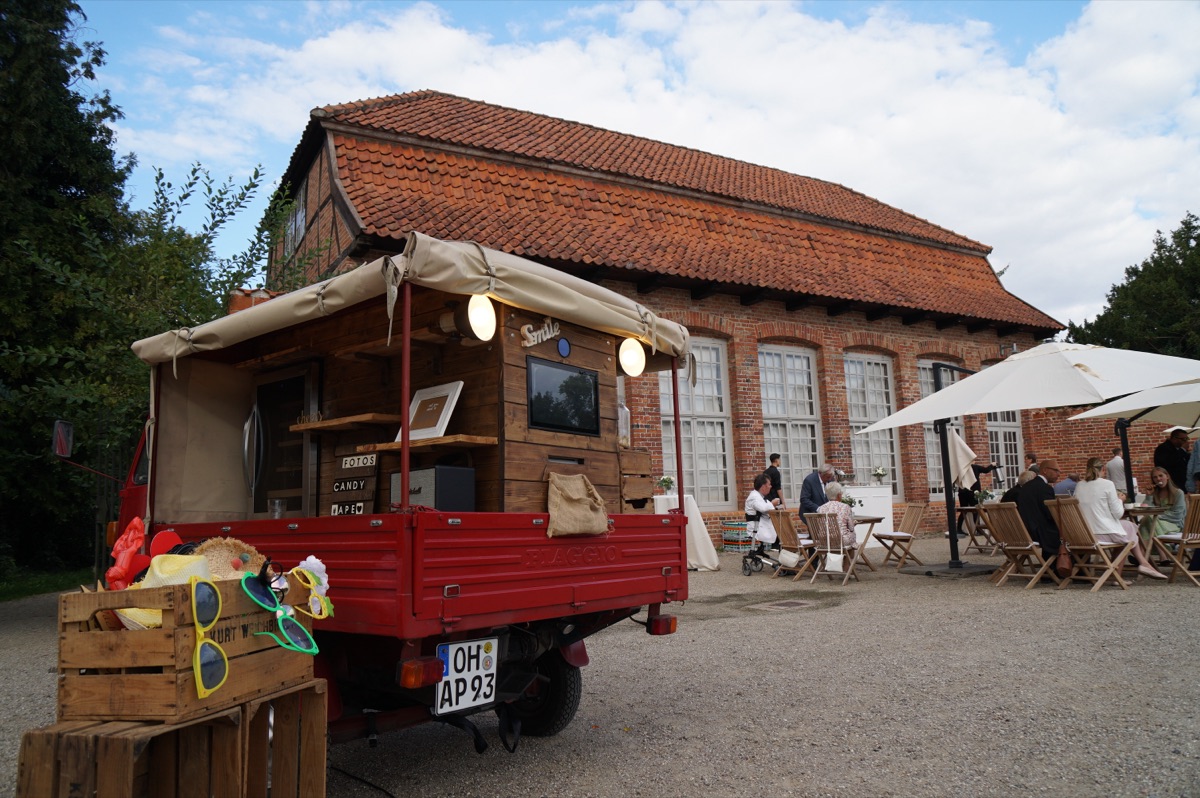 Fotobox Ape Bella in stimmungsvoller Abendbeleuchtung