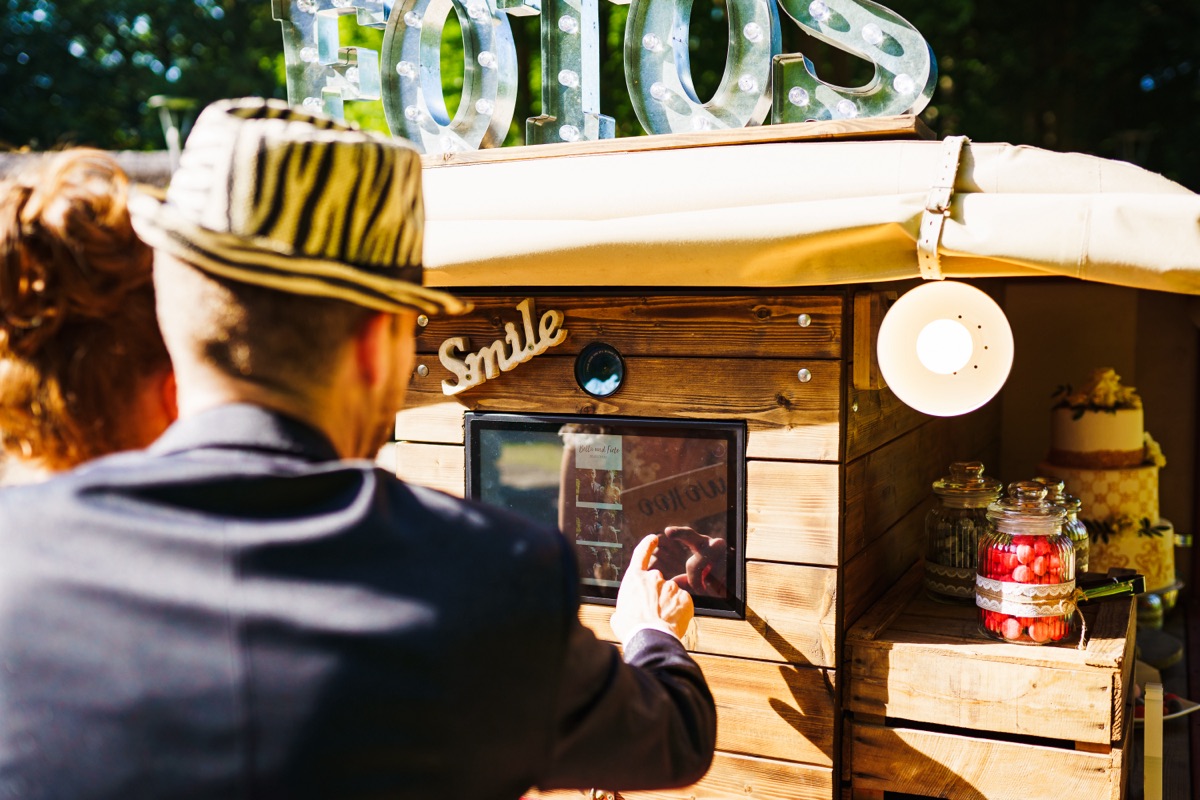 Brautpaar freut sich über Fotobox Ape