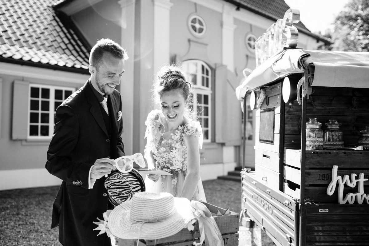 Gäste an der Fotobox Ape auf einer Hochzeit