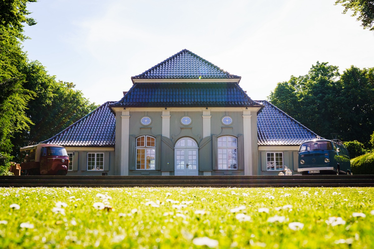 Gäste einer Hochzeitsfeier an der Fotobox Ape Bella – Spaß und Erinnerungen an der Ostsee