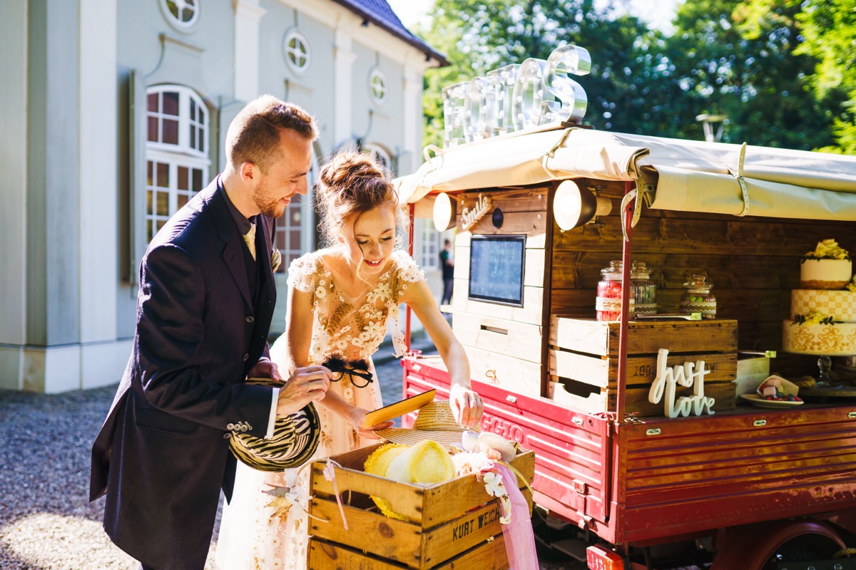 Gäste feiern ausgelassen an der Fotobox Ape Bella auf einem Event im Kreis Segeberg