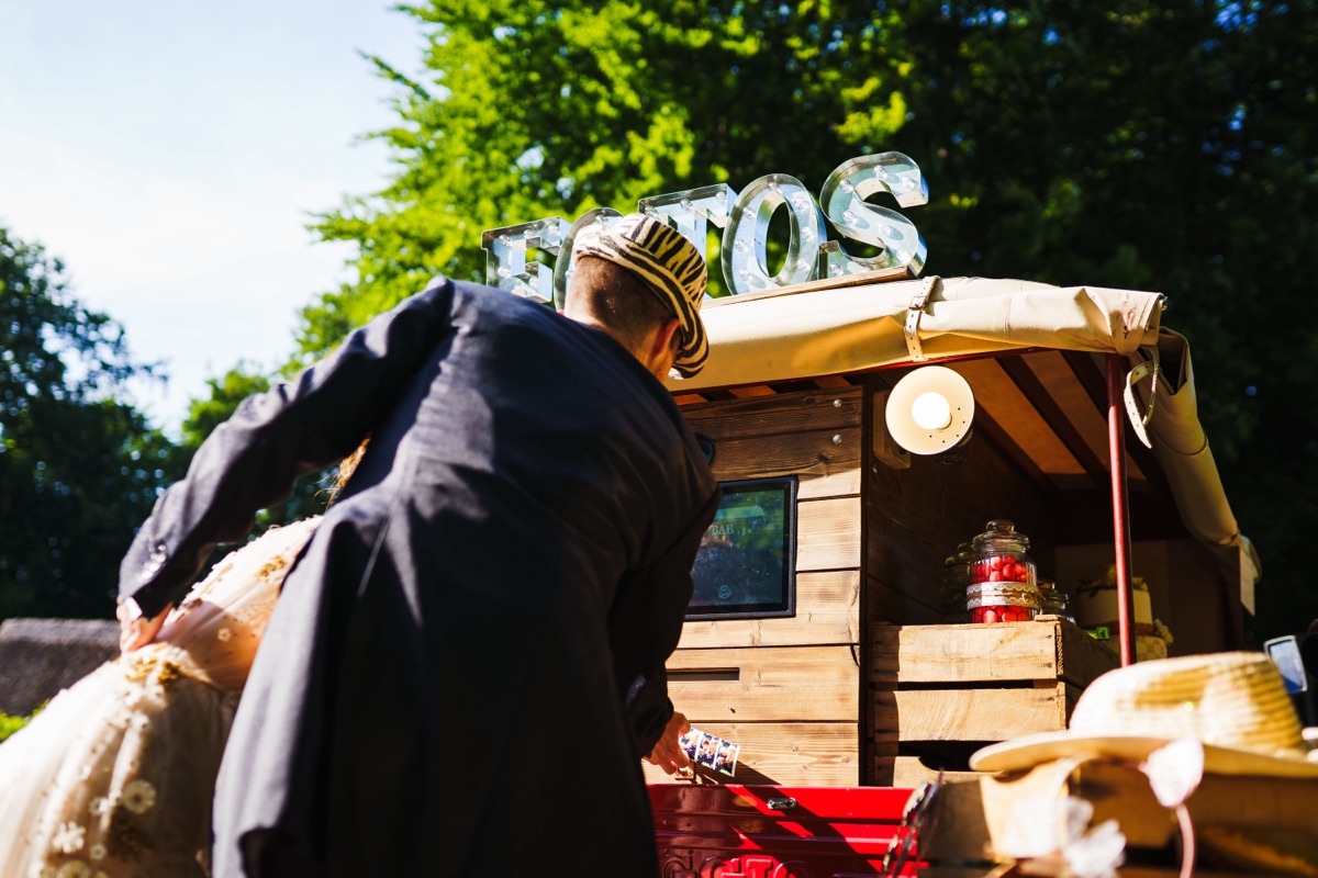 Gäste nutzen die Fotobox Ape Bella bei einem Event im Kreis Stormarn