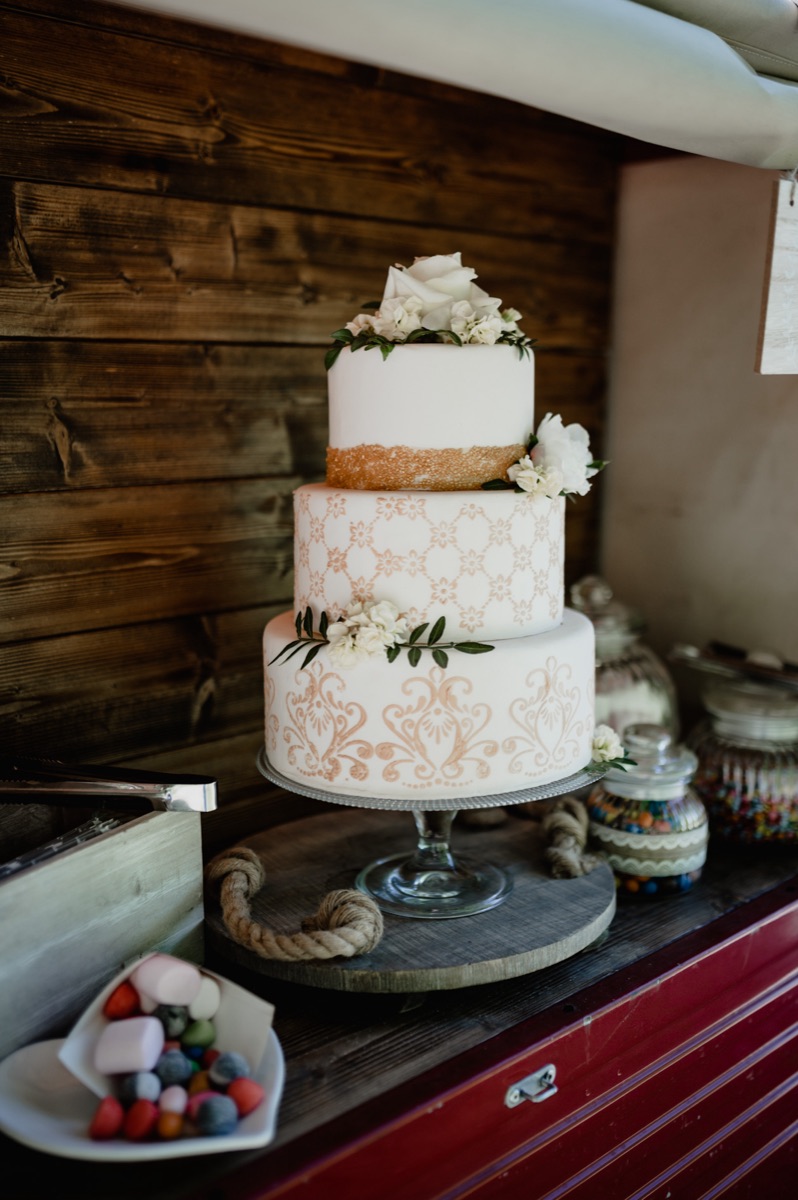 Gäste feiern ausgelassen an der Fotobox Ape Bella bei einem Ostseeevent