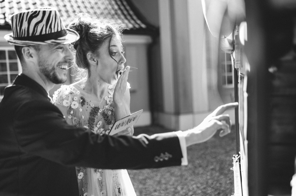 Ausgelassene Stimmung an der Fotobox Ape Bella bei einer Feier in Stormarn