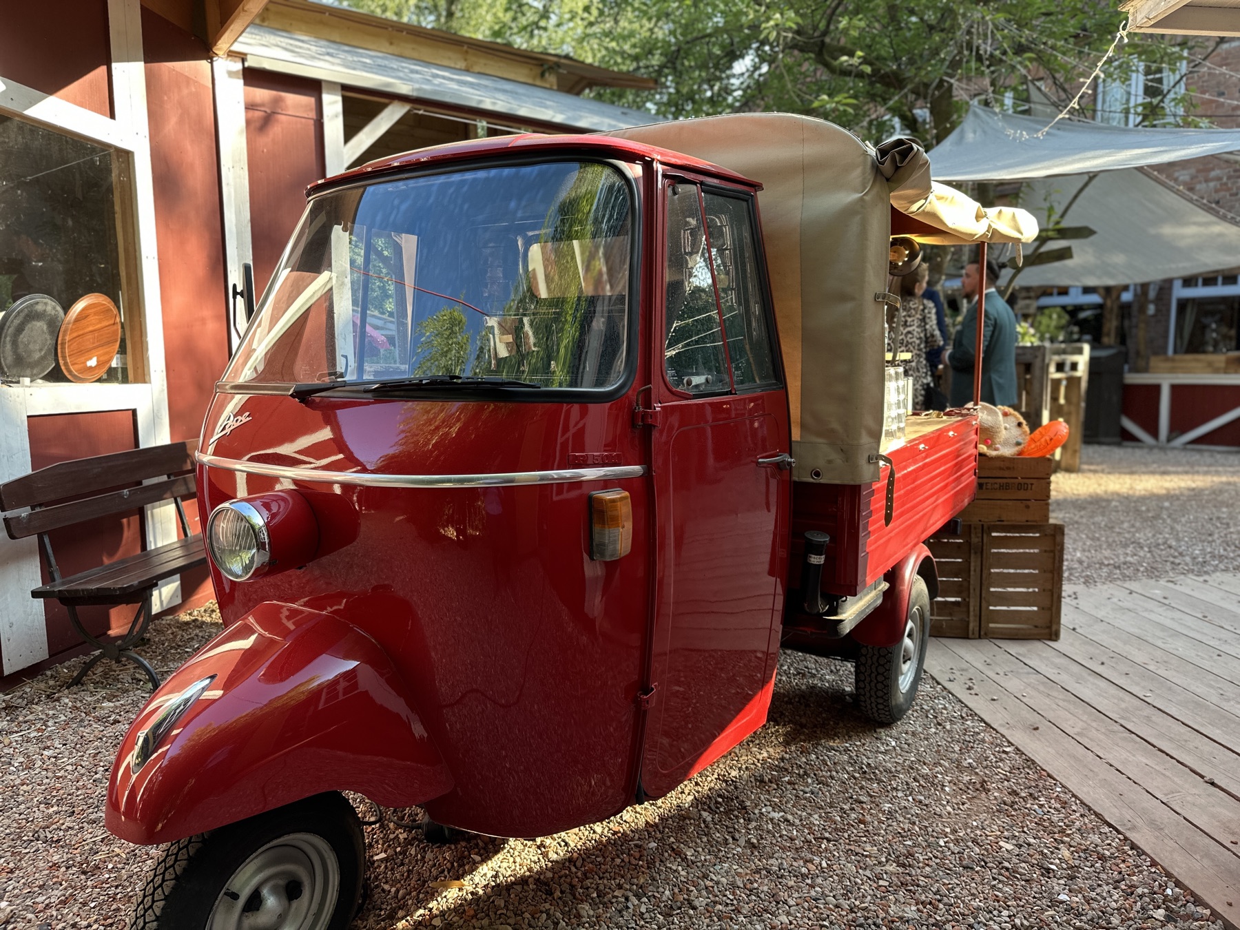 Fotobox Ape Bella beim Aufbau an einer Event-Location in Schleswig-Holstein