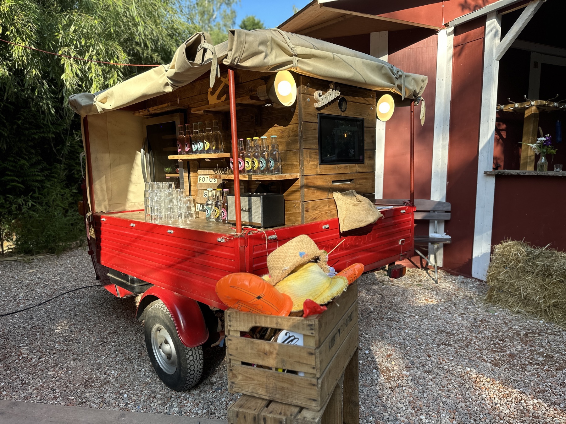 Fotobox Ape Bella – seitliche Barfunktion als Sektbar